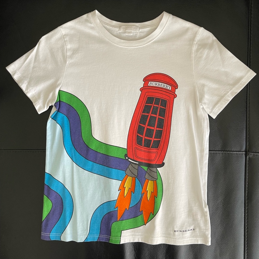 Rare Burberry White T Shirt w/ graphic Iconic London ☎️ Booth Print (Unisex)